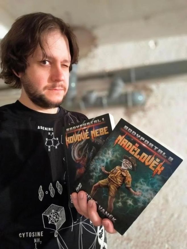 Máme pro vás jeden pozdrav... ✨ Zdraví vás autor knižní série Bodyportal, René Vaněk! Pokud vás bavilo Kovové nebe a...